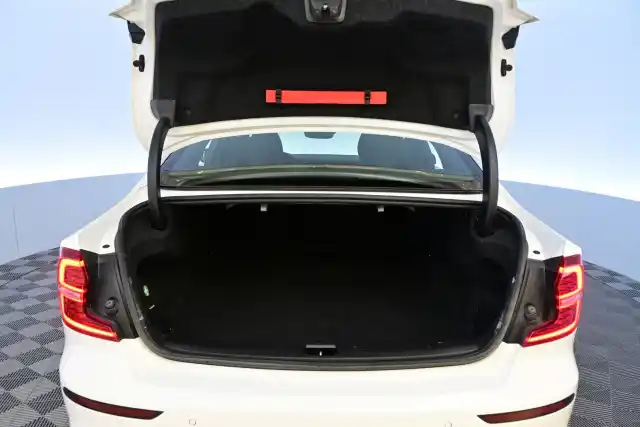Valkoinen Sedan, Volvo S60 – NMR-458