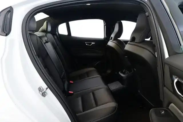 Valkoinen Sedan, Volvo S60 – NMR-458