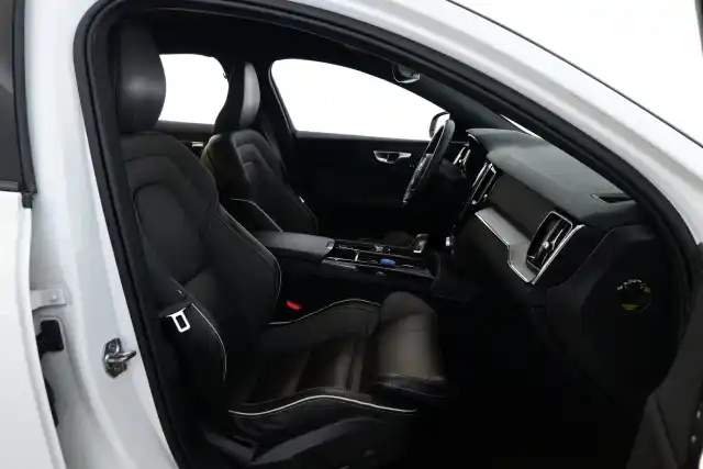 Valkoinen Sedan, Volvo S60 – NMR-458