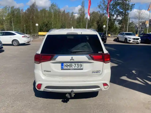 Valkoinen Maastoauto, Mitsubishi OUTLANDER PHEV – NMR-739