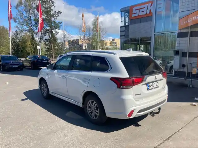 Valkoinen Maastoauto, Mitsubishi OUTLANDER PHEV – NMR-739