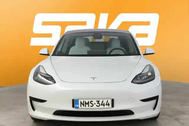 Valkoinen Sedan, Tesla Model 3 – NMS-344
