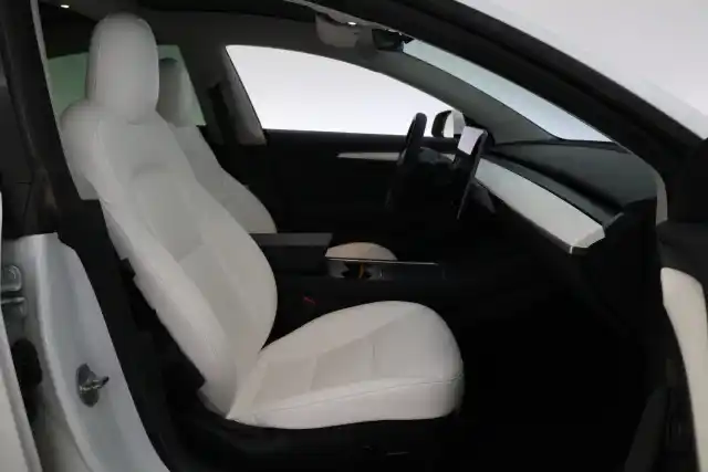 Valkoinen Sedan, Tesla Model 3 – NMS-344