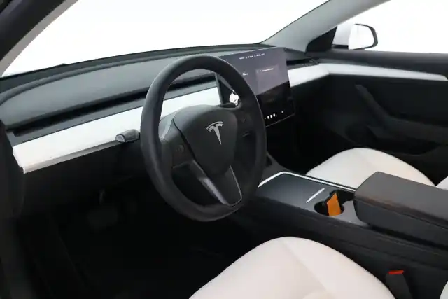 Valkoinen Sedan, Tesla Model 3 – NMS-344