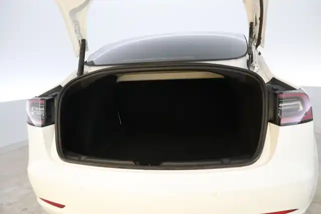 Valkoinen Sedan, Tesla Model 3 – NMS-344