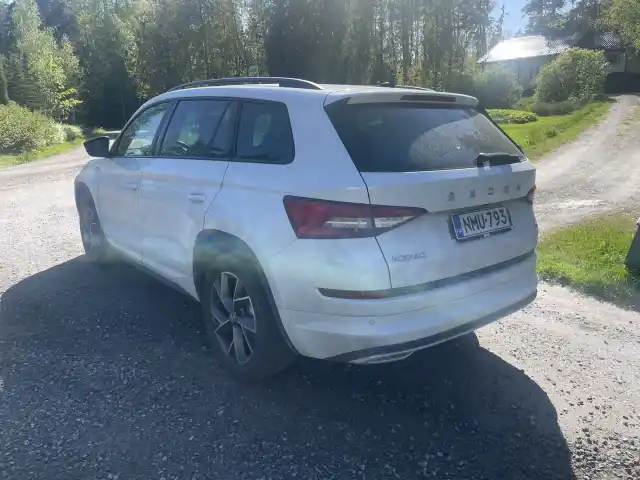 Valkoinen Maastoauto, Skoda Kodiaq – NMU-793