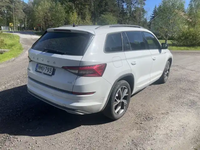 Valkoinen Maastoauto, Skoda Kodiaq – NMU-793
