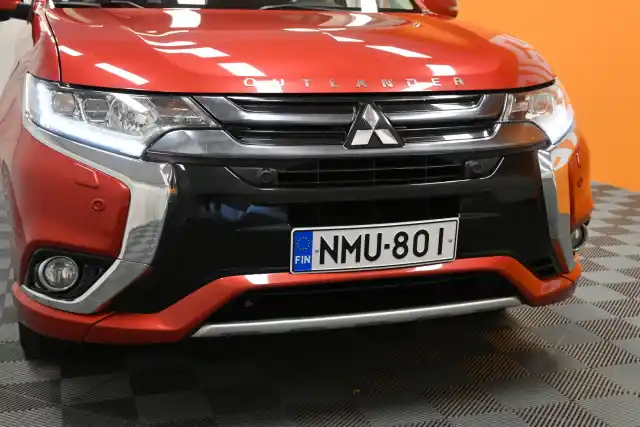 Punainen Maastoauto, Mitsubishi Outlander PHEV – NMU-801