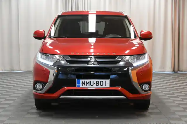 Punainen Maastoauto, Mitsubishi Outlander PHEV – NMU-801