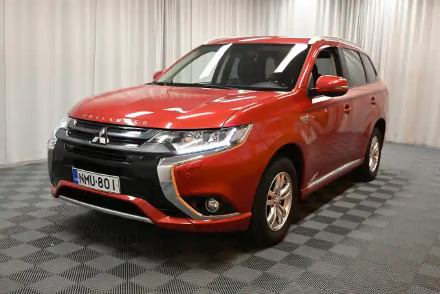 Punainen Maastoauto, Mitsubishi Outlander PHEV – NMU-801