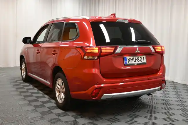 Punainen Maastoauto, Mitsubishi Outlander PHEV – NMU-801