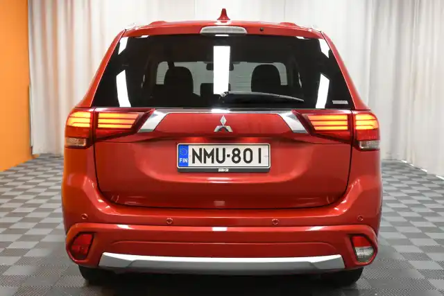 Punainen Maastoauto, Mitsubishi Outlander PHEV – NMU-801