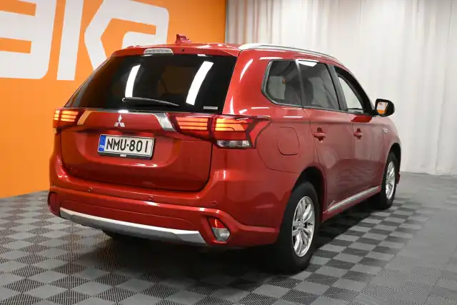 Punainen Maastoauto, Mitsubishi Outlander PHEV – NMU-801