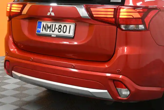 Punainen Maastoauto, Mitsubishi Outlander PHEV – NMU-801