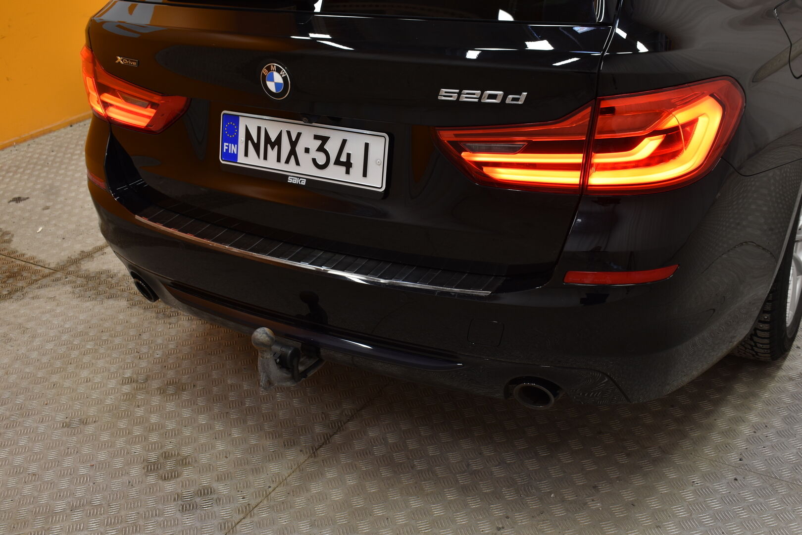 Musta Farmari, BMW 520 – NMX-341