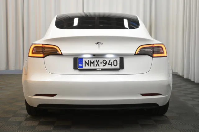 Valkoinen Sedan, Tesla Model 3 – NMX-940