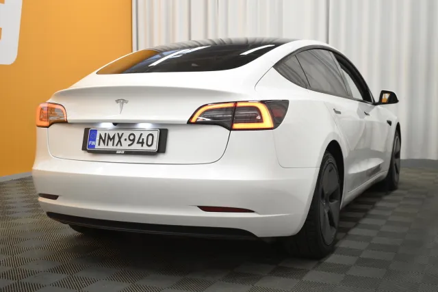 Valkoinen Sedan, Tesla Model 3 – NMX-940
