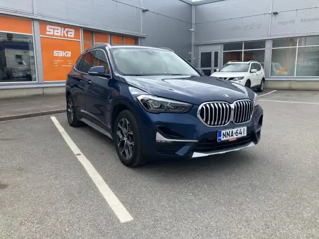 Sininen Maastoauto, BMW X1 – NNA-641