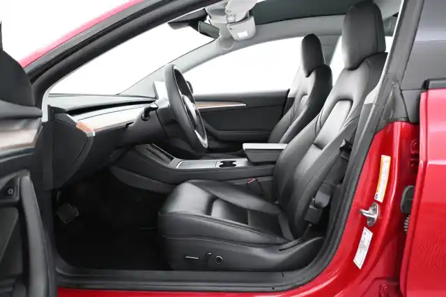 Punainen Sedan, Tesla Model 3 – NNB-598