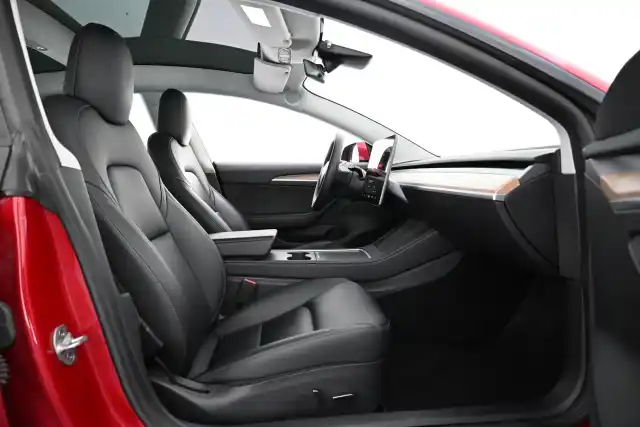 Punainen Sedan, Tesla Model 3 – NNB-598