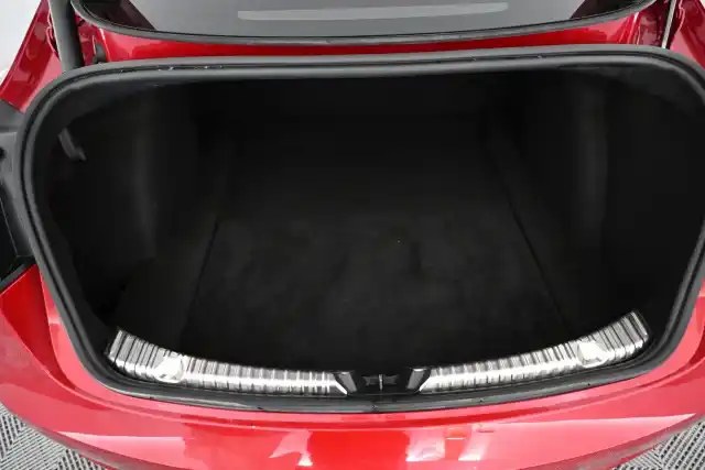 Punainen Sedan, Tesla Model 3 – NNB-598