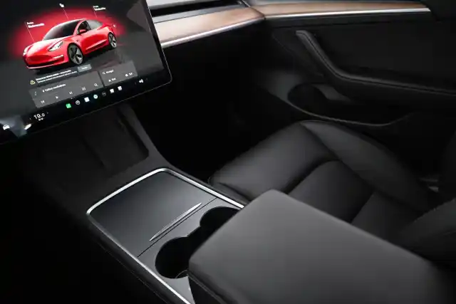 Punainen Sedan, Tesla Model 3 – NNB-598