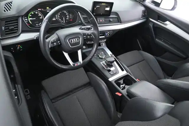 Valkoinen Maastoauto, Audi Q5 – NNI-373
