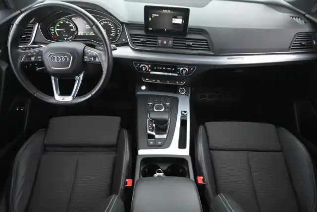 Valkoinen Maastoauto, Audi Q5 – NNI-373