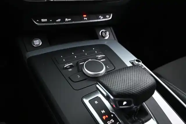 Valkoinen Maastoauto, Audi Q5 – NNI-373