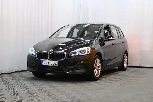 Musta Tila-auto, BMW 218 – NNI-502