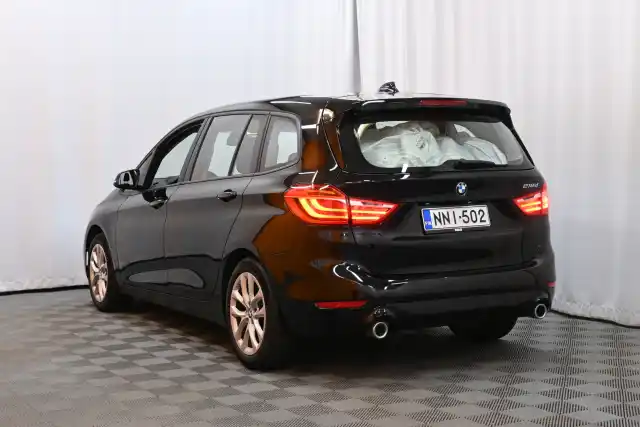 Musta Tila-auto, BMW 218 – NNI-502