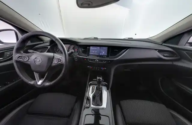 Valkoinen Farmari, Opel Insignia – NNI-935
