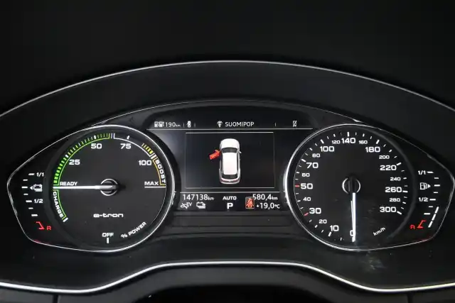 Valkoinen Maastoauto, Audi Q5 – NNJ-143