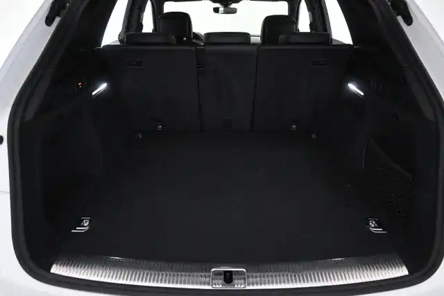 Valkoinen Maastoauto, Audi Q5 – NNJ-143