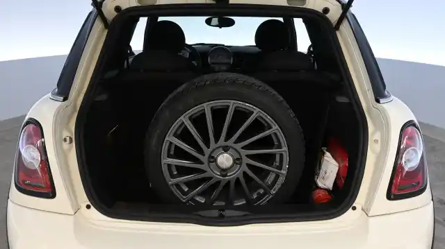 Keltainen Viistoperä, Mini JOHN COOPER WORKS – NNL-145