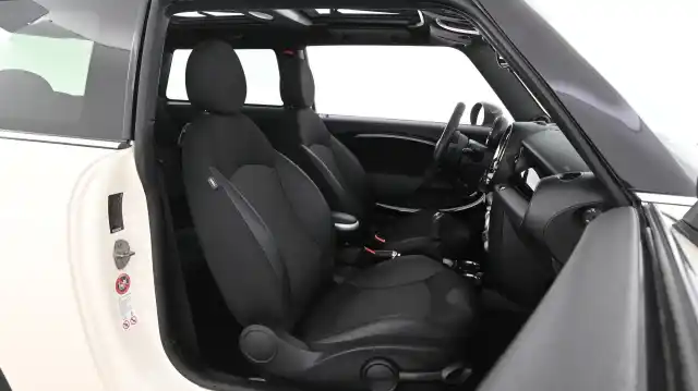 Keltainen Viistoperä, Mini JOHN COOPER WORKS – NNL-145