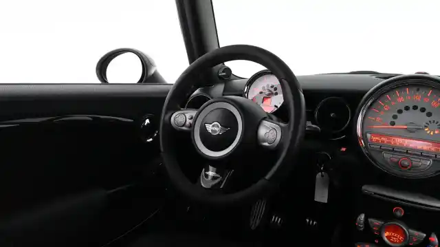 Keltainen Viistoperä, Mini JOHN COOPER WORKS – NNL-145