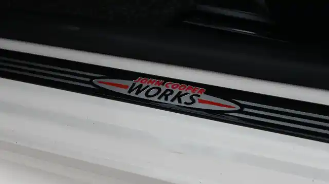 Keltainen Viistoperä, Mini JOHN COOPER WORKS – NNL-145