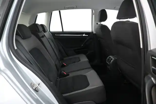 Harmaa Tila-auto, Volkswagen Golf Sportsvan – NNR-748