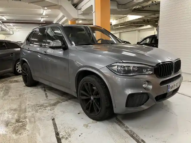 Harmaa Maastoauto, BMW X5 – NNY-927