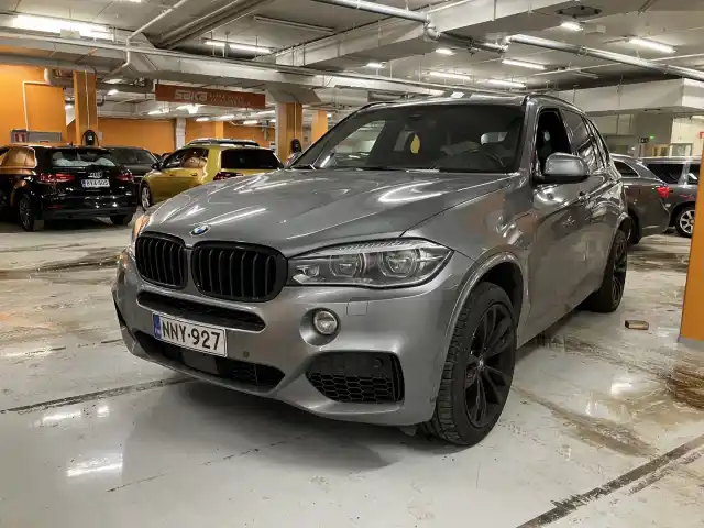 Harmaa Maastoauto, BMW X5 – NNY-927