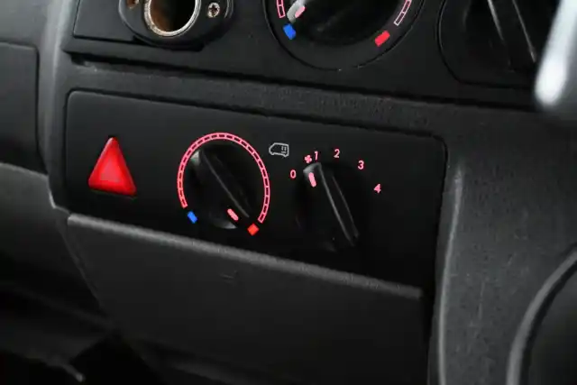 Valkoinen Pakettiauto, Volkswagen Transporter – OBI-173