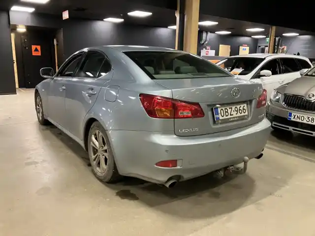 Sininen Sedan, Lexus IS – OBZ-966