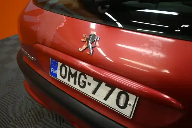 Punainen Viistoperä, Peugeot 206 – OMG-770