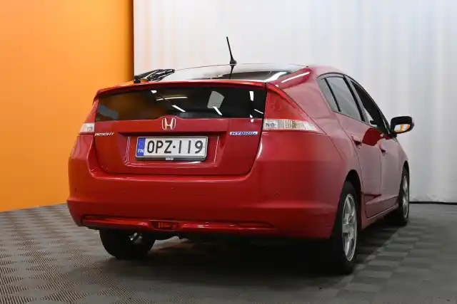 Punainen Viistoperä, Honda Insight – OPZ-119