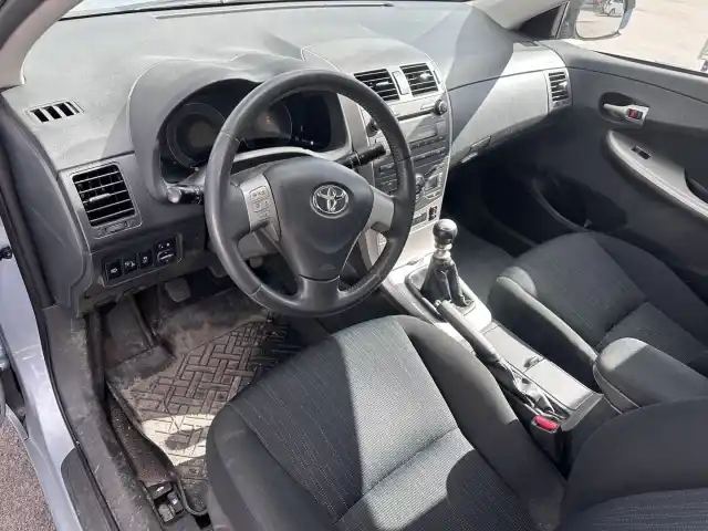 Sininen Sedan, Toyota Corolla – OPZ-909