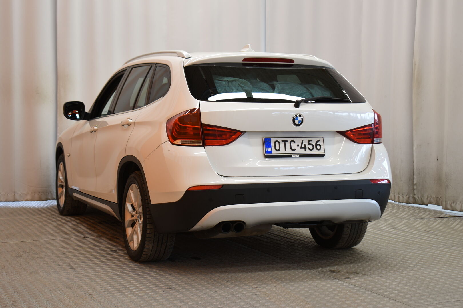 Valkoinen Maastoauto, BMW X1 – OTC-456