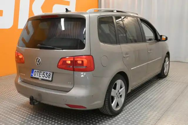 Ruskea Tila-auto, Volkswagen Touran – OTE-538