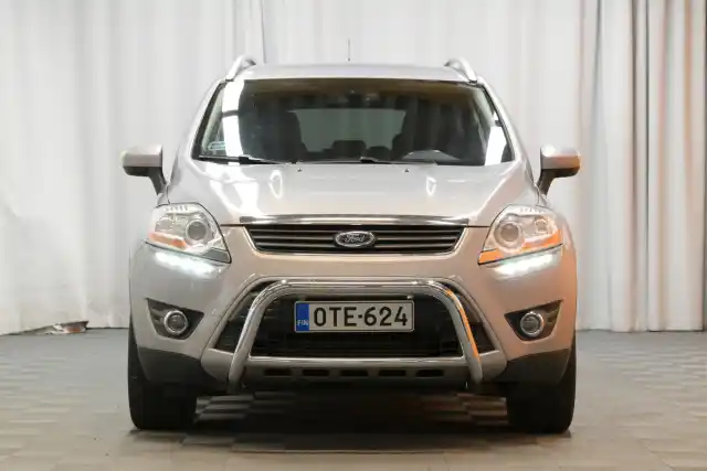 Harmaa Maastoauto, Ford Kuga – OTE-624