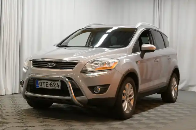 Harmaa Maastoauto, Ford Kuga – OTE-624